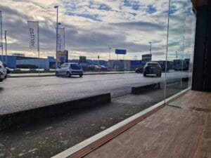 Vitrine de magasin après nettoyage professionnel par Les Bio Carreaux
