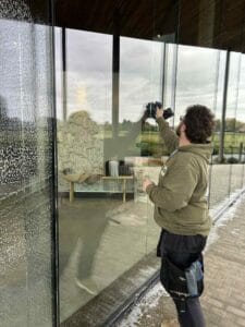 Nettoyage écologique des vitres d'une entreprise à Tournai par Les Bio Carreaux.