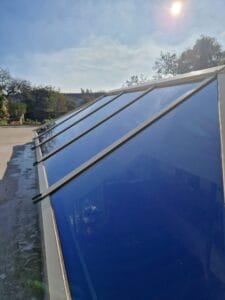 Nettoyage complet d'une véranda en verre étincelante après le passage des Bio Carreaux.