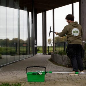 Préparation du matériel de lavage de vitre à la perche devant de grandes baies vitréesNettoyage écologique de grandes baies vitrées par Les Bio Carreaux.
