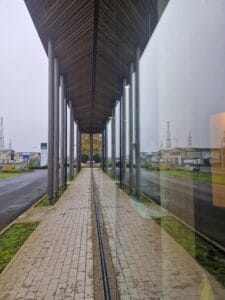 Lavage écoresponsable des grandes baies vitrées de bureaux d'une PME à Tournai.