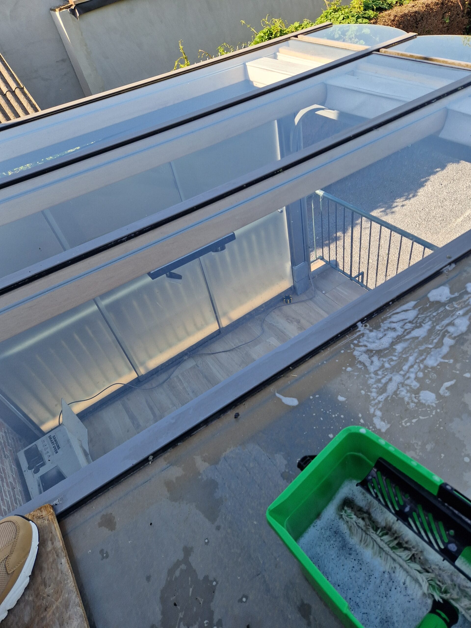 Lavage écoresponsable en cours d'une verrière de véranda dans les Weppes.