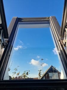 Nettoyage écoresponsable d'une fenêtre de toit Velux chez un client fidèle à Antoing.