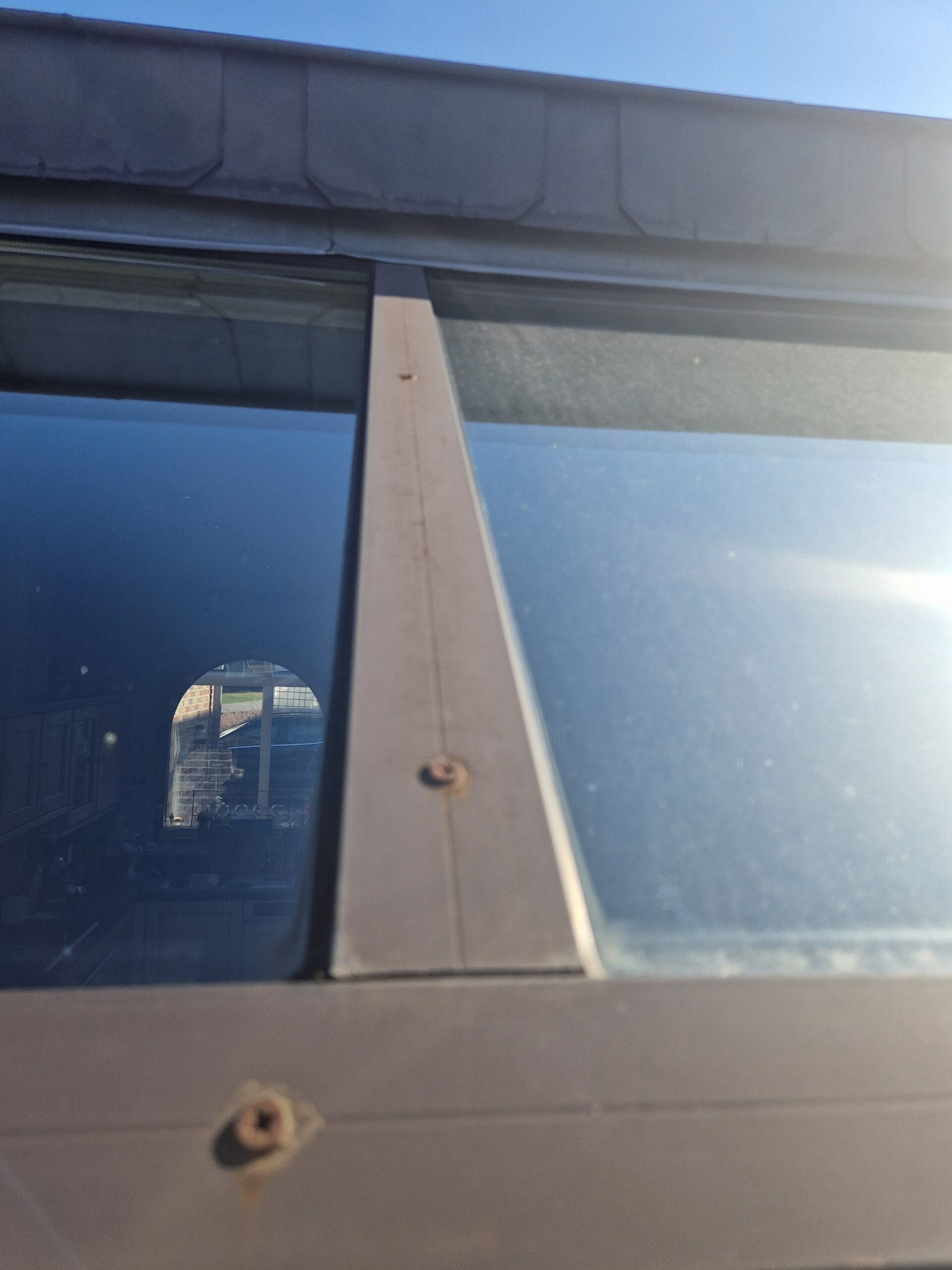 Photo avant après du nettoyage écologique d'un puits de lumière de toit chez un particulier à Mouscron.