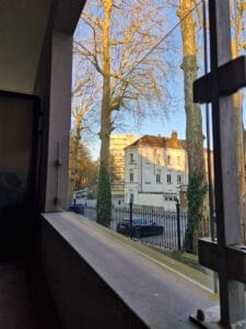 Nettoyage écoresponsable d'une vitre de balcon et d'un garde-corps en verre sans traces.