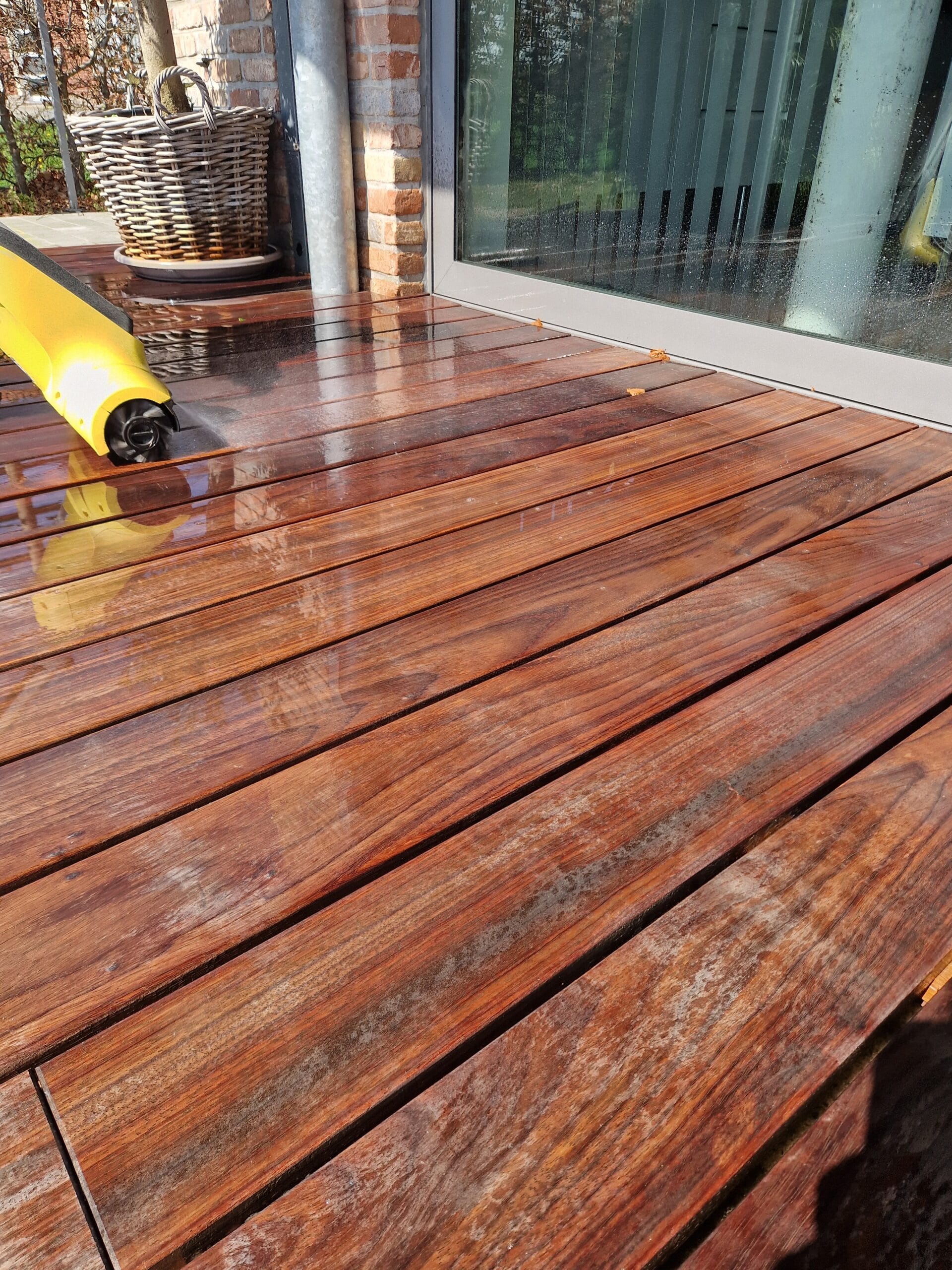 Résultat final du nettoyage de terrasse en bois à Lille par Les Bio Carreaux.