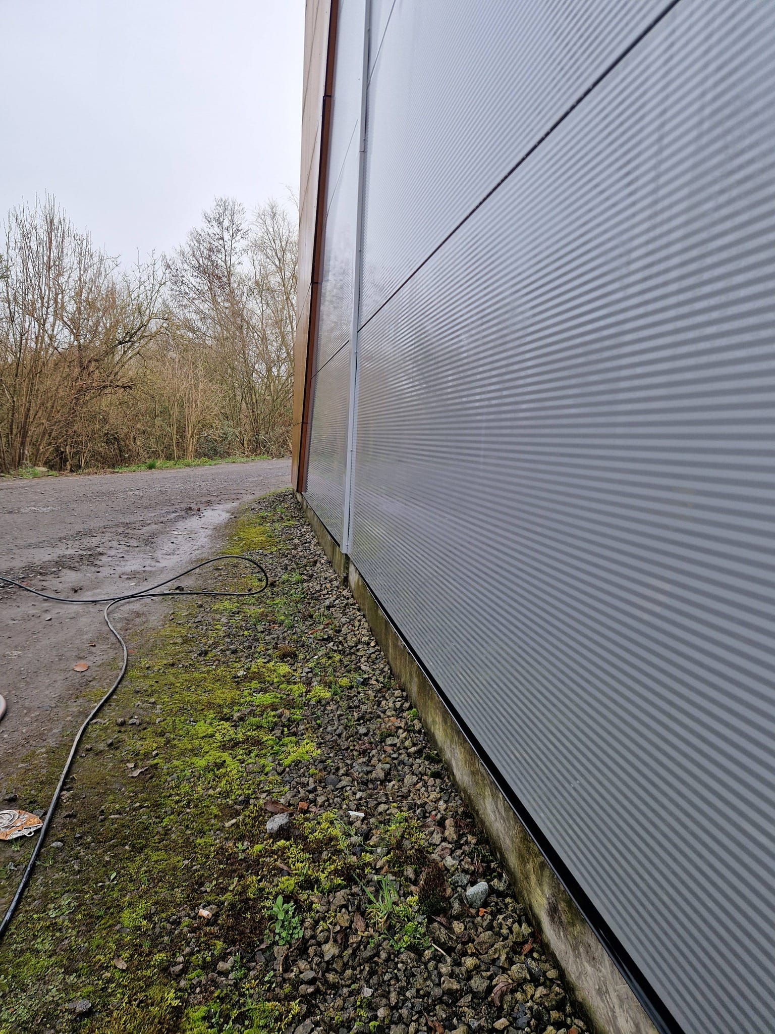 Le même mur de magasin propre et impeccable après le passage des Bio Carreaux.